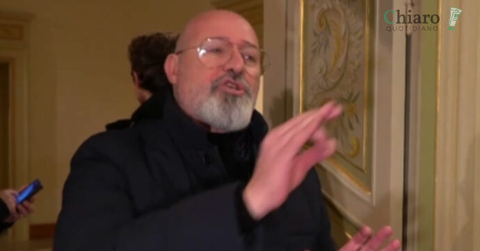 Copertina di Bonaccini si infuria col cronista che gli chiede del Superbonus: “Cosa c’entra? Io son qua per fare la campagna elettorale in Abruzzo”