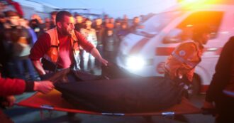 Copertina di Israele accerchia due ospedali e isola Khan Younis, Mezzaluna Rossa: “Persi i contatti con i nostri operatori, le ambulanze sono bloccate”
