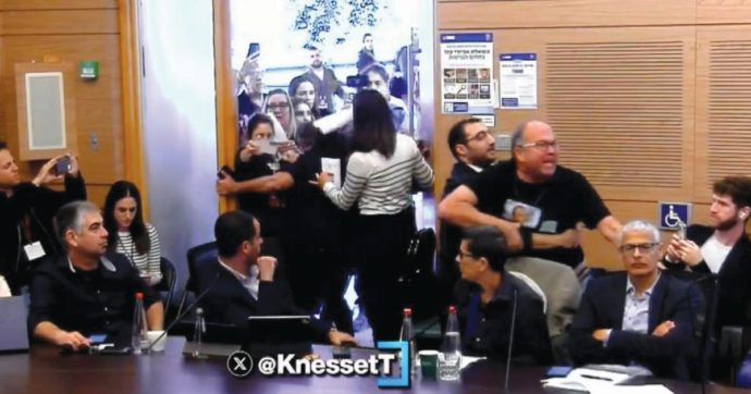 Israele, parenti degli ostaggi fanno irruzione alla Knesset. Per i palestinesi “isola artificiale”