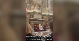 Copertina di Papa Francesco scherza con i giornalisti: “Pregate per me…”. Poi precisa: “A favore…” – Video