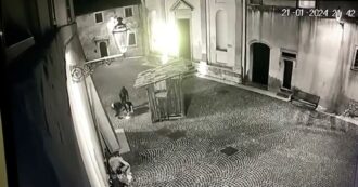 Copertina di Ragazzi lanciano un razzo contro una senza fissa dimora che sta dormendo: la video-denuncia choc delle suore di Boville Ernica