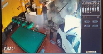 Copertina di Torino, auto sfonda una vetrina e finisce dentro un bar: 4 persone ferite
