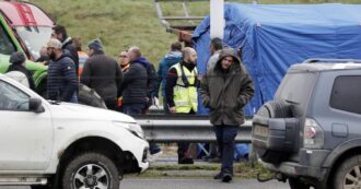 Copertina di Francia, auto contro la folla durante le proteste degli agricoltori: morta una donna, gravemente ferite altre due persone