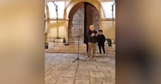 Copertina di “Le tiro addosso una sedia”: la sindaca di Collepasso (Lecce) minacciata per la seconda volta dallo stesso consigliere – Video
