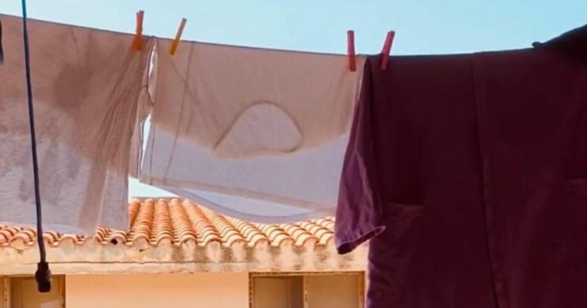 Si intrufola in una villetta all’alba e porta via il bucato steso in giardino: ladro incastrato dalle telecamere