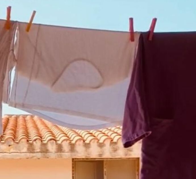 Si intrufola in una villetta all’alba e porta via il bucato steso in giardino: ladro incastrato dalle telecamere