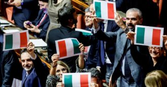 Copertina di Il leone di San Marco vs il Tricolore: il sì in aula tra bandiere contrapposte