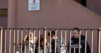 Copertina di Cadavere in un cortile vicino a una scuola a Roma, la vittima aveva 20 anni: disposta l’autopsia