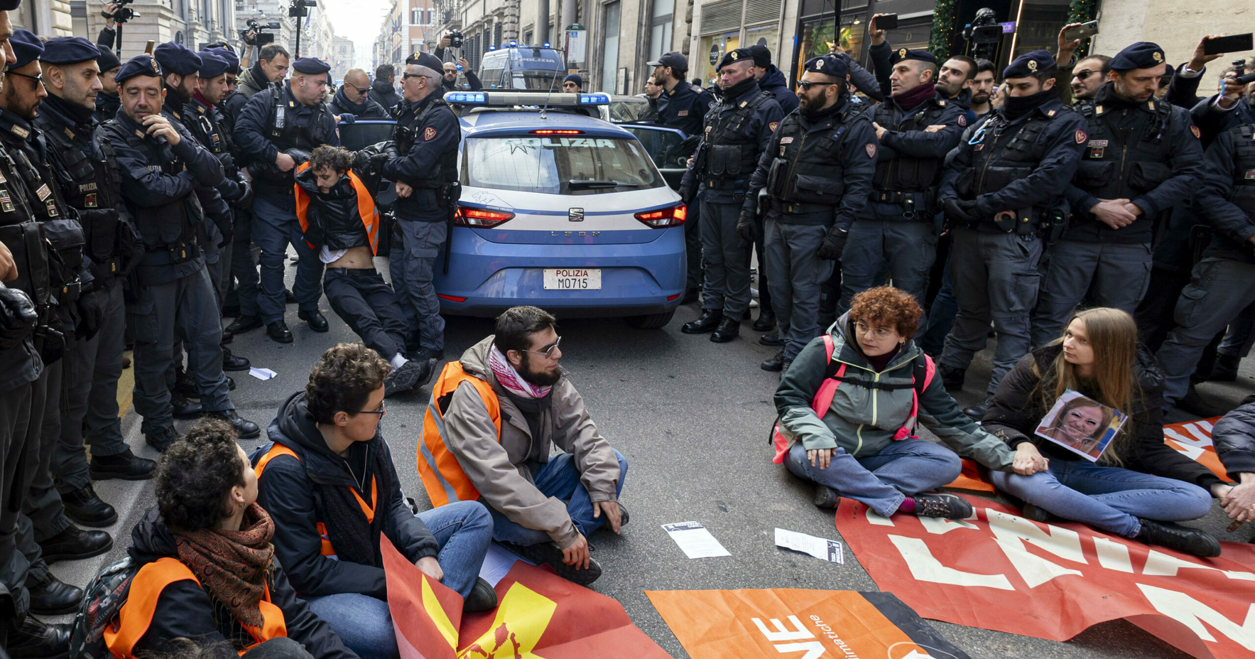 Ultima Generazione Mattarella Non Firmi La Legge Contro Le “ecoproteste” Il Fatto Quotidiano 