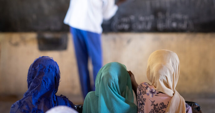 Copertina di Global Partnership for Education: “129 milioni di ragazze non vanno a scuola: perdiamo 30mila mld di dollari”