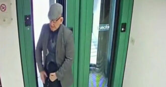 Copertina di Rapinano tre banche in Umbria indossando maschere di gomma: arrestati dalla polizia poco prima di un altro colpo – Video