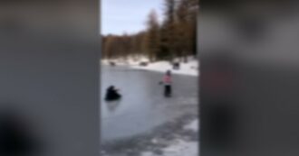 Copertina di Adulti e bambini giocano sul lago ghiacciato nell’Appennino emiliano (anche se vietato). L’avvertimento: “È pericoloso” – Video