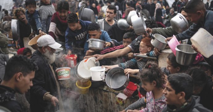 Gaza, bloccato il valico. “Niente cibo al nemico”