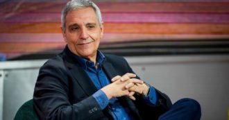 Copertina di Maurizio De Giovanni: “Il Pd, se fosse un romanzo, sarebbe genere satira”