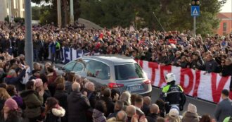 Copertina di Gigi Riva, oltre 30mila persone a Cagliari per i funerali: il lungo applauso all’arrivo del feretro