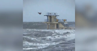 Copertina di Infuria la tempesta Isha ma lui si tuffa in mare da una torre: il video da brividi al largo della costa di Galway