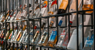 Copertina di Arabia Saudita, apre il primo negozio di alcolici riservato ai diplomatici stranieri non musulmani