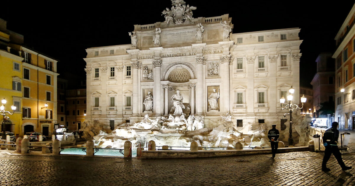 Quanto valgono le monetine lanciate dai turisti nella Fontana di Trevi? “Cifre milionarie, ma abbiamo trovato anche un vibratore e dei denti”