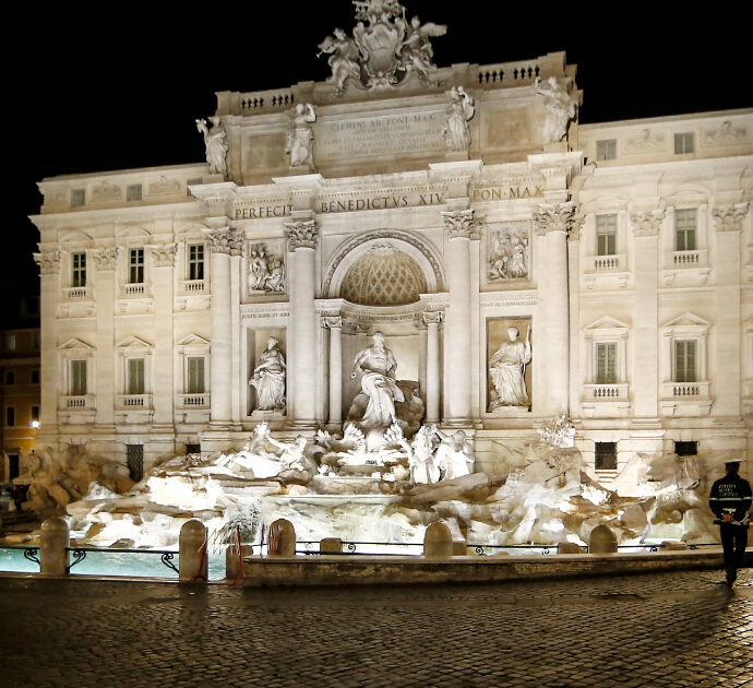 Quanto valgono le monetine lanciate dai turisti nella Fontana di Trevi? “Cifre milionarie, ma abbiamo trovato anche un vibratore e dei denti”