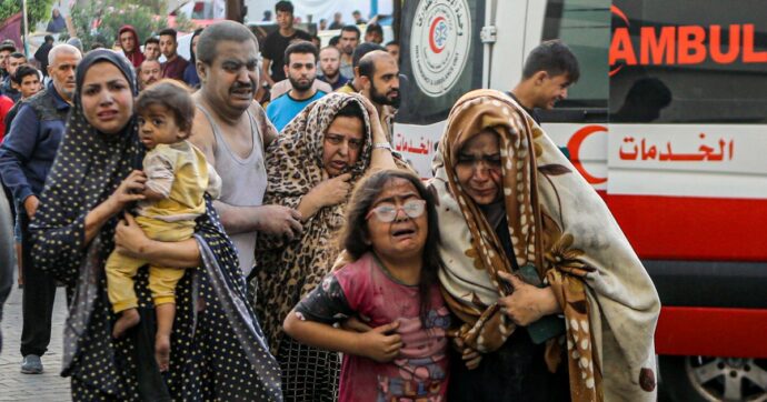 Il ministero di Gaza accusa Israele: “Spari sui civili che aspettano gli aiuti. Almeno 20 morti e 170 feriti”. Tel Aviv: “Indagheremo”