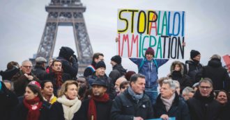 Copertina di Francia, la Consulta boccia quasi metà legge sull’immigrazione: via le misure “razziste”