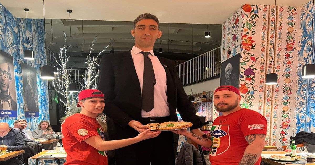 L’uomo più alto del mondo a cena da Gino Sorbillo (con i suoi 251cm): “Ha preso la pizza all’ananas”