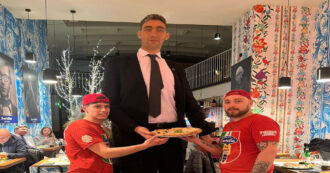 Copertina di L’uomo più alto del mondo a cena da Gino Sorbillo (con i suoi 251cm): “Ha preso la pizza all’ananas”