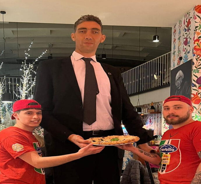 L’uomo più alto del mondo a cena da Gino Sorbillo (con i suoi 251cm): “Ha preso la pizza all’ananas”