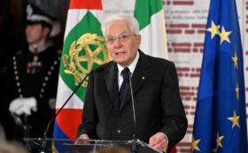 Copertina di Avviso di Mattarella  a Israele: “Non neghi  lo Stato di Palestina”
