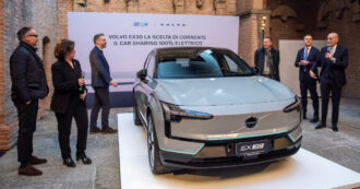 Copertina di Volvo, con la EX30 il car sharing elettrico ora è integrato col trasporto pubblico di Bologna