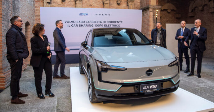 Volvo, con la EX30 il car sharing elettrico ora è integrato col trasporto pubblico di Bologna
