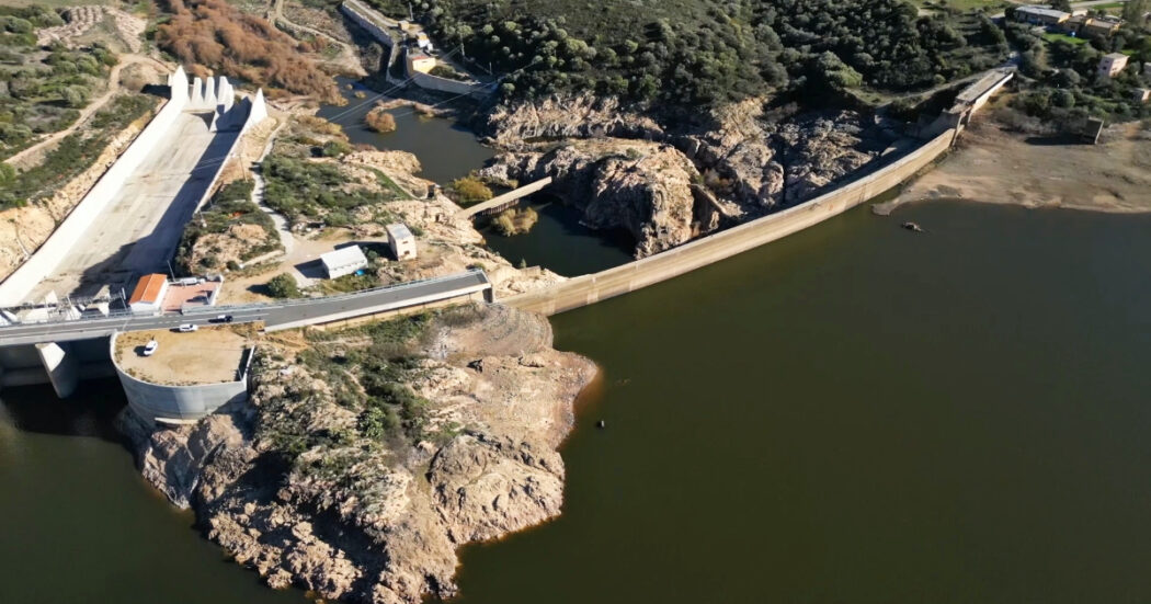 Siccità in Sardegna, bacini senz’acqua e divieto assoluto di irrigazione: le immagini dalla diga di Maccheronis