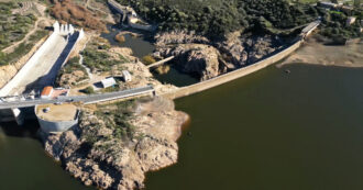 Copertina di Siccità in Sardegna, bacini senz’acqua e divieto assoluto di irrigazione: le immagini dalla diga di Maccheronis