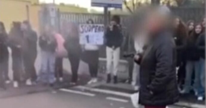 Studenti protestano di fronte a un liceo di Roma, una donna li minaccia e poi spara con una pistola ad aria compressa