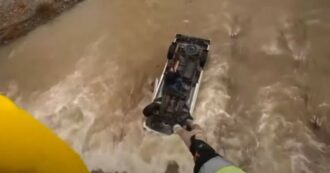 Copertina di Finisce con l’auto nel fiume in piena ma nessuno se ne accorge: lei resta aggrappata all’auto per 14 ore, poi l’incredibile salvataggio