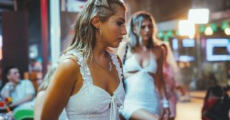 Copertina di Quei corpi al sole: la “prima volta” di tre adolescenti