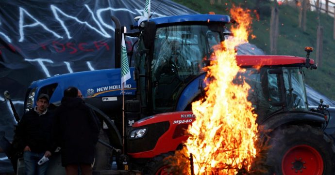 Gli agricoltori bloccano Parigi: il governo tratta