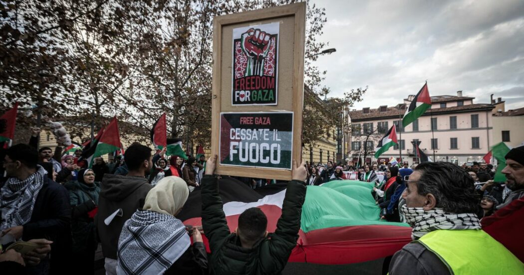 Cortei pro Palestina, divieto a Roma per il Giorno della Memoria. Rinvio anche a Milano. I Giovani palestinesi: “Noi scendiamo in piazza”