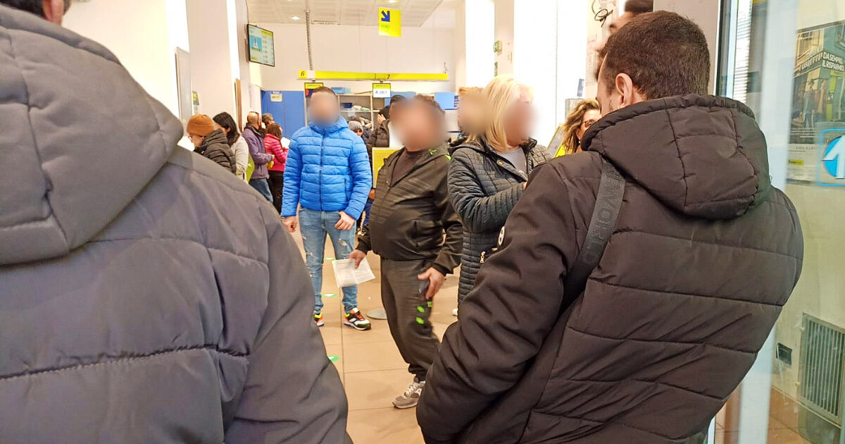 Nuovo Rdc, polizia e carabinieri negli uffici postali “senza personale e stampanti: molti respinti”. “Ringraziate che siamo aperti”