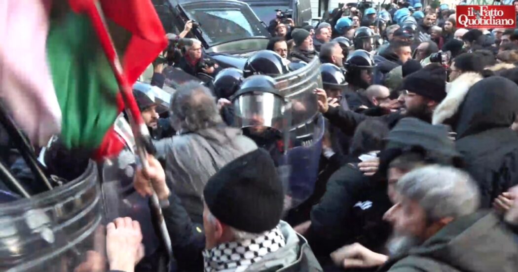 Presidio per la Palestina, scontri a Milano tra manifestanti e polizia: “L’antisemitismo sta ad Acca Larentia, non qui”