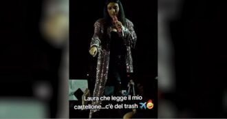 Copertina di Laura Pausini, una fan le chiede una canzone per il suo ex e lei risponde: “Se è ex vada a f***o. Basta, chiudere” – Video