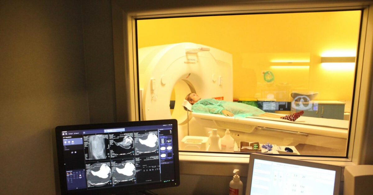 Sente odore di candeggina e scopre un tumore al cervello: Sam Suriakumar commuove la Gran Bretagna