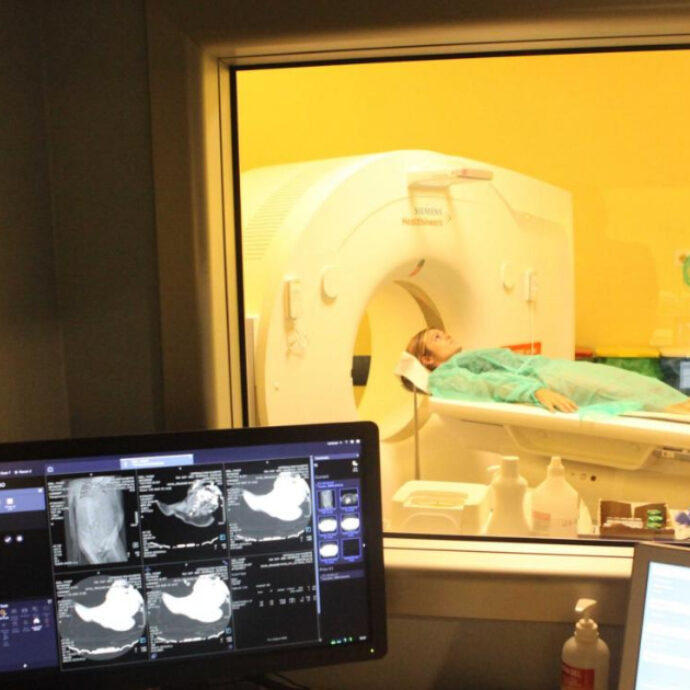 Sente odore di candeggina e scopre un tumore al cervello: Sam Suriakumar commuove la Gran Bretagna