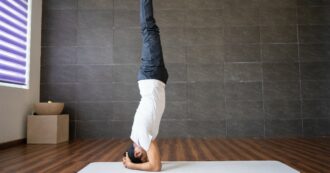 Copertina di Stare a testa in giù, ecco tutti i benefici su mente e corpo: “Abbatte lo stress e stimola la circolazione, il sistema immunitario e articolare”