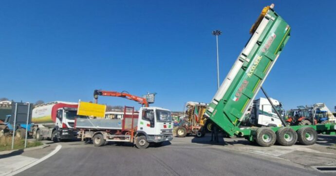 Chiuso (e poi riaperto) il casello A1 di Orte per la protesta dei trattori. Manifestazioni anche a Pescara, Enna e Venezia