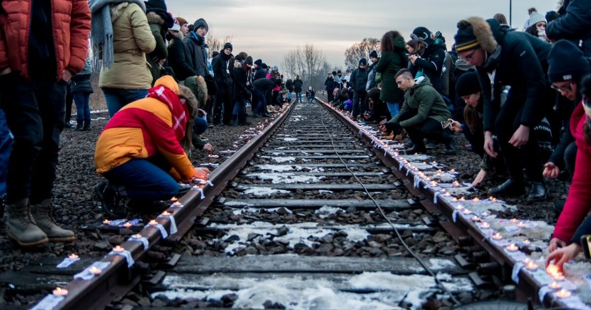 Riparte il Treno della Memoria che porta gli studenti in visita ai campi di Auschwitz e Birkenau: “Dal ricordo della Shoah un argine contro guerre e razzismi”