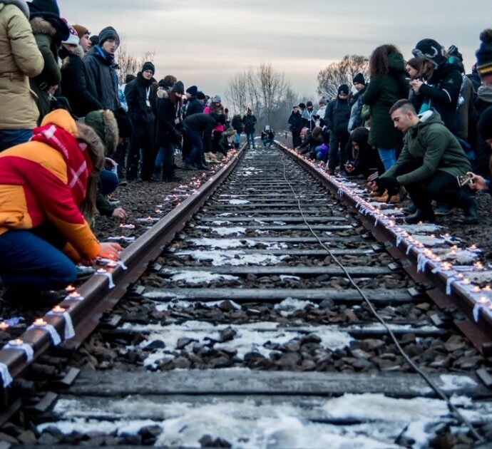 Riparte il Treno della Memoria che porta gli studenti in visita ai campi di Auschwitz e Birkenau: “Dal ricordo della Shoah un argine contro guerre e razzismi”