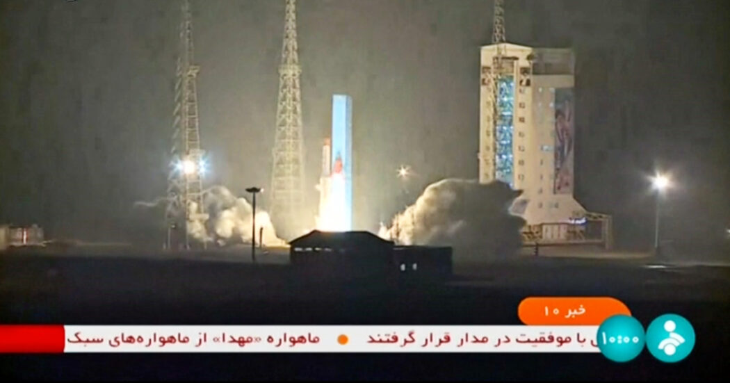 L’Iran invia tre satelliti militari nello spazio: le immagini del lancio – Video