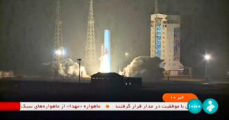 Copertina di L’Iran invia tre satelliti militari nello spazio: le immagini del lancio – Video