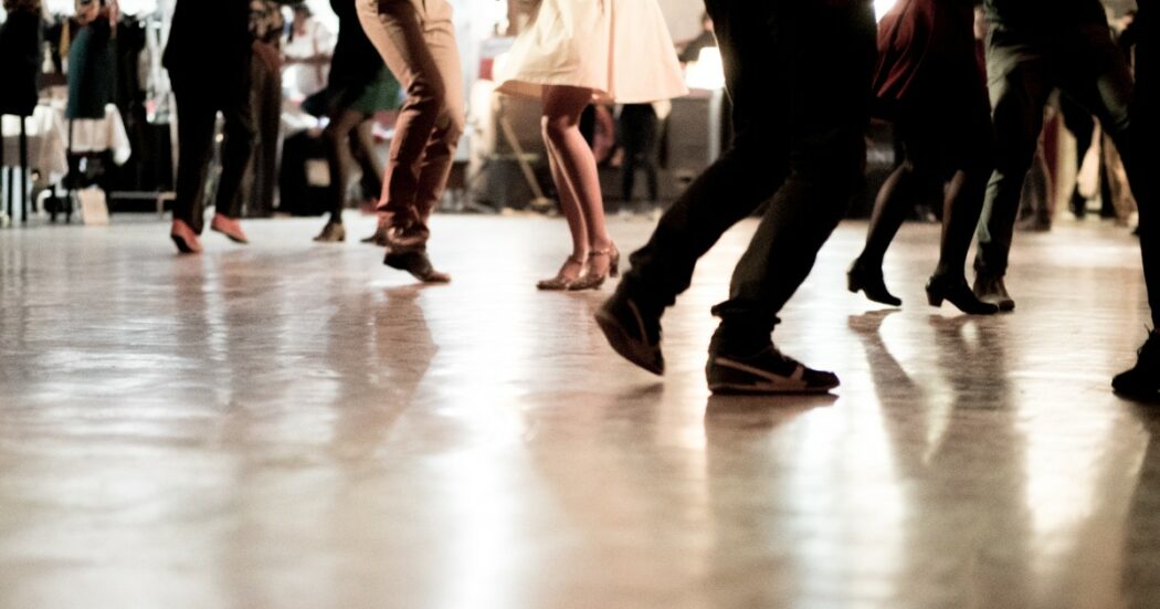 Ballare fa dimagrire, lo dice la scienza. L’analisi dell’esperto: “Si bruciano grassi e migliora la pressione sanguigna. Ecco i balli più efficaci”